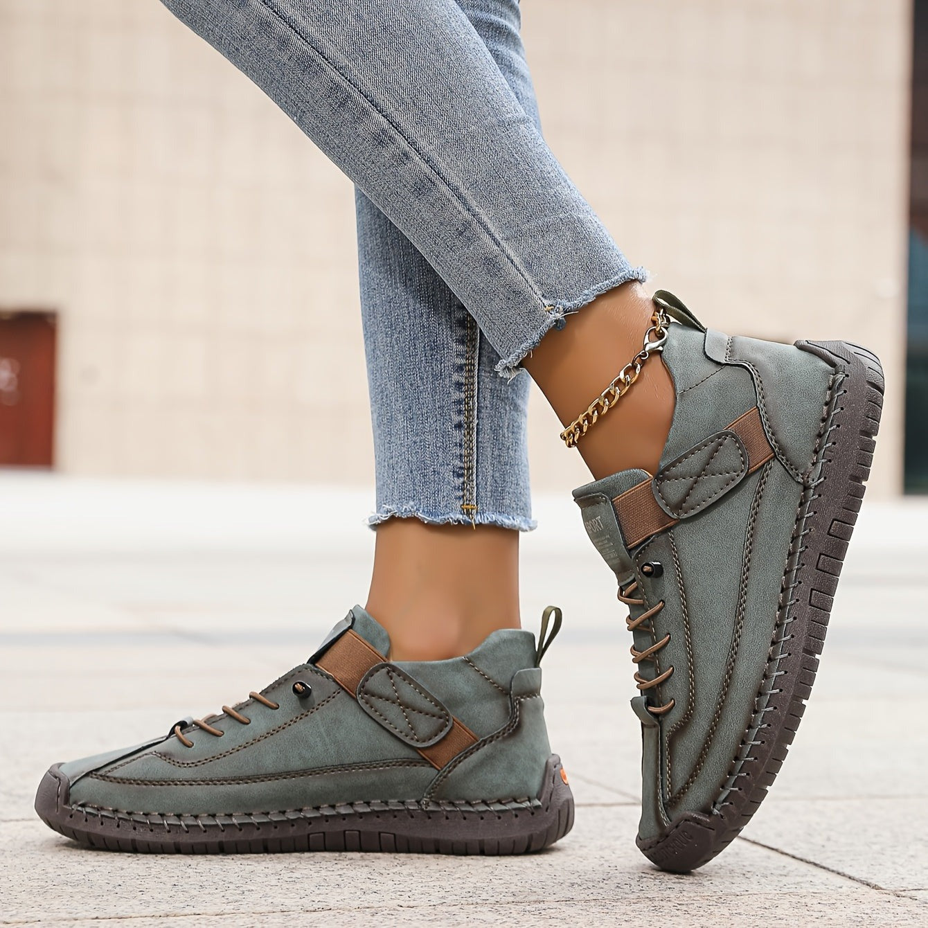 Women's Walking Flat Sneakers with Lace-Up Front